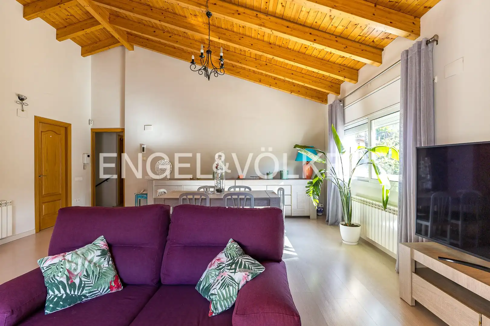 Sala d'estar de Casa o xalet en venda en Rubí amb Calefacció, Jardí privat i Parquet