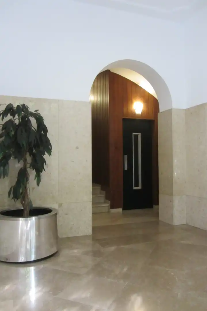 Office for rent in Girona  with Air Conditioner and Storage room