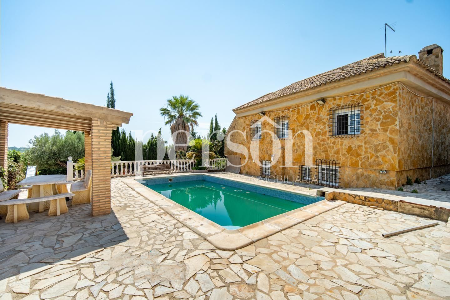 Vista exterior de Casa o xalet en venda en Riba-roja de Túria amb Aire condicionat, Jardí privat i Terrassa