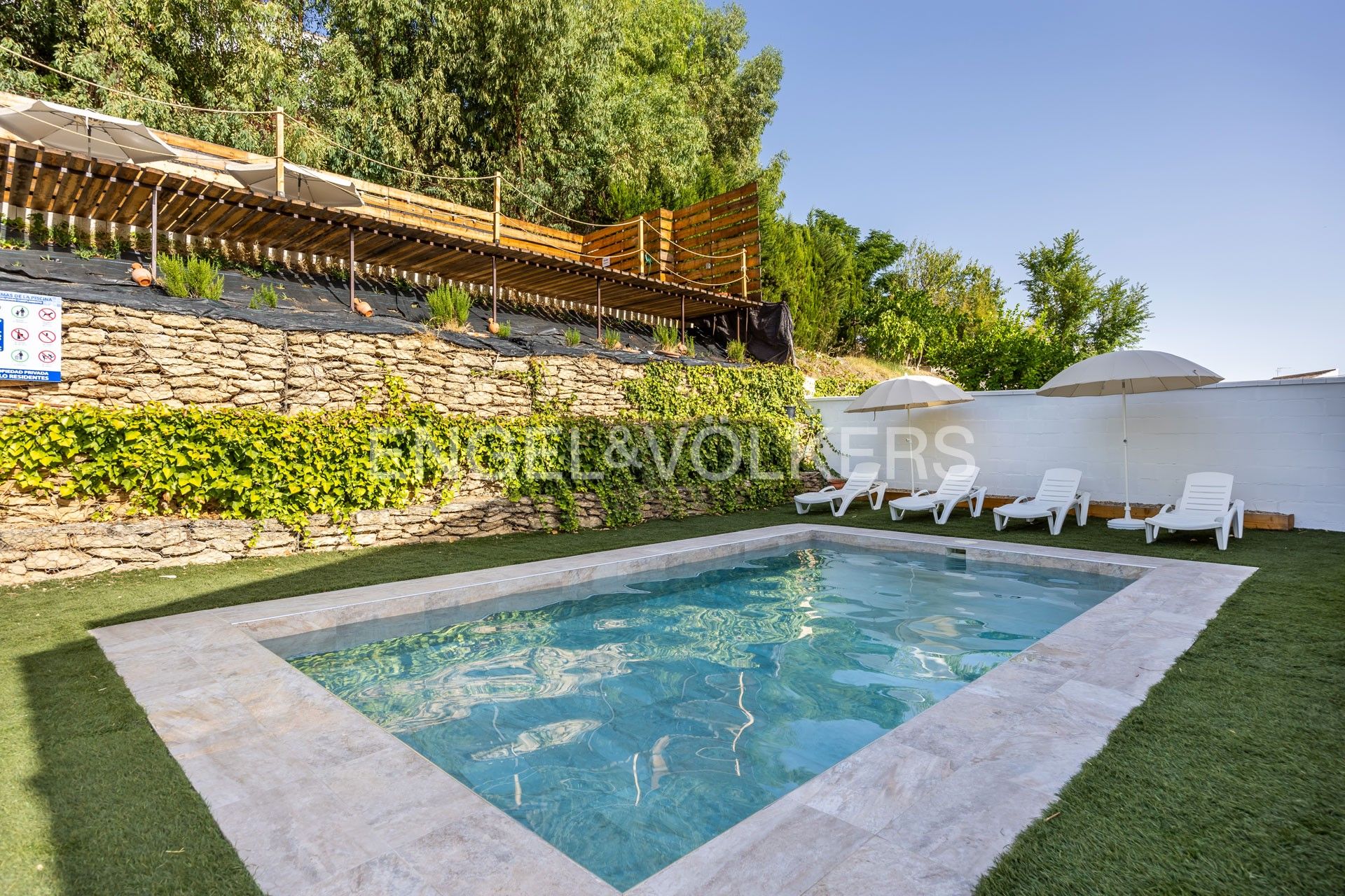 Piscina de Casa adosada en venda en Villamartín amb Aire condicionat, Calefacció i Jardí privat