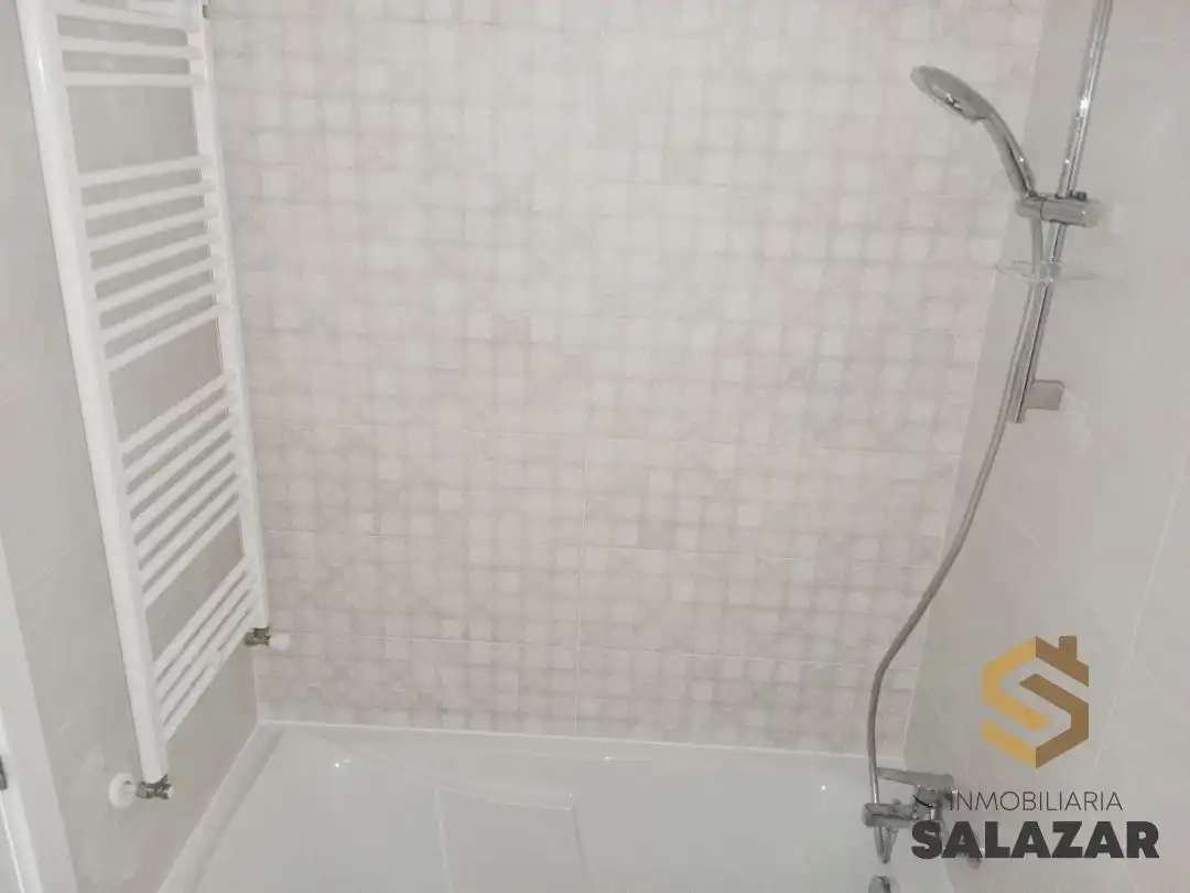 Baño de Ático de alquiler en Bilbao  con Calefacción, Jardín privado y Terraza