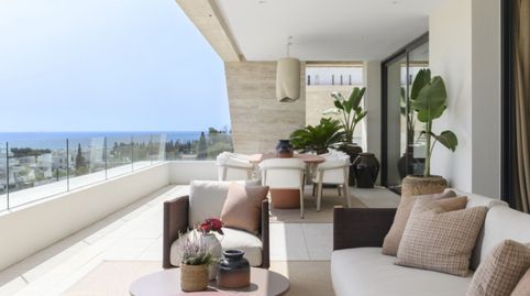 Esta extraordinaria residencia redefine el estándar del lujo moderno desde el primer momento. Un majestuoso recibidor le da la bie