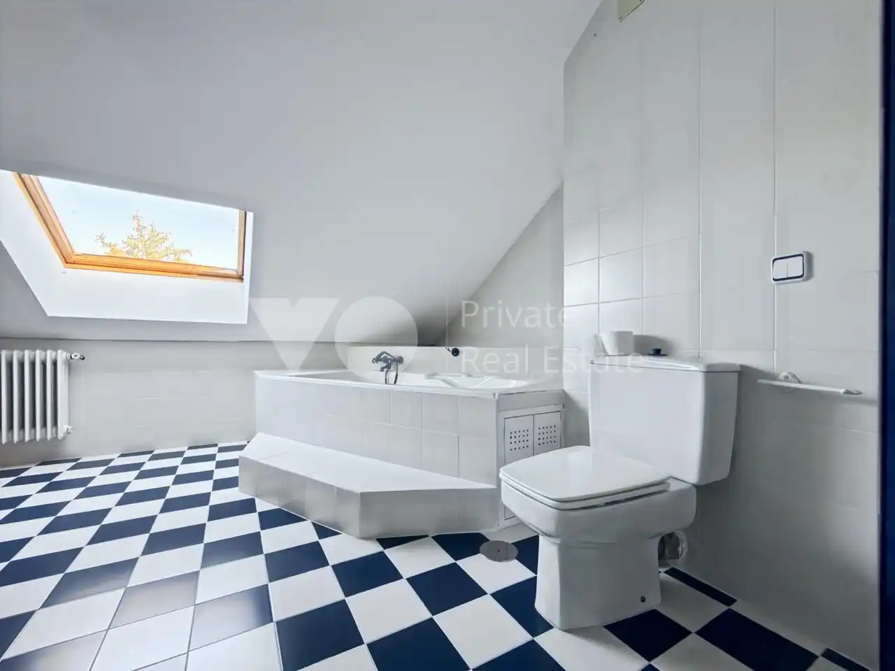 Baño de Casa adosada en venta en Majadahonda con Aire acondicionado, Calefacción y Jardín privado