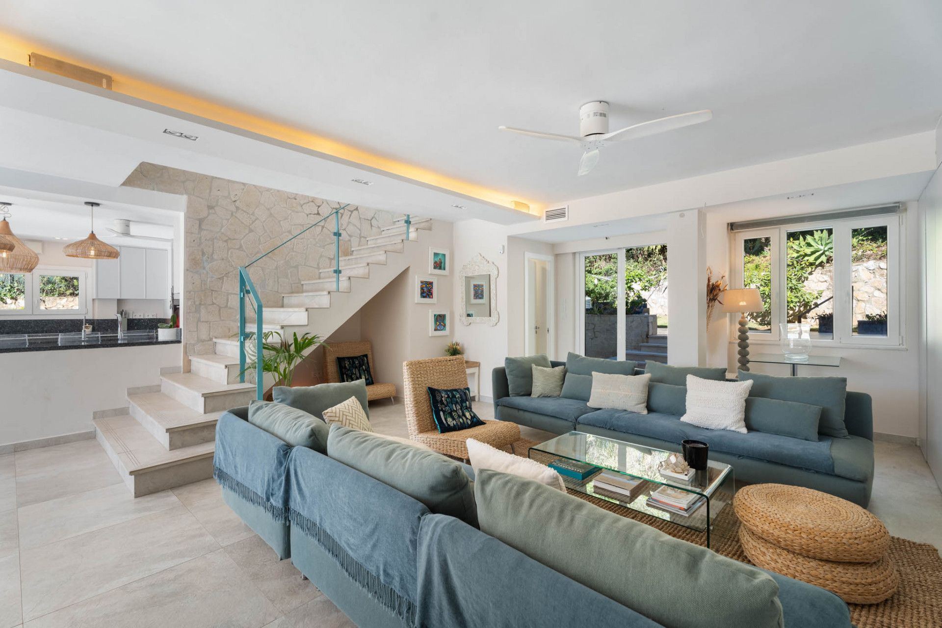 Sala d'estar de Casa o xalet en venda en Marbella amb Aire condicionat, Jardí privat i Terrassa