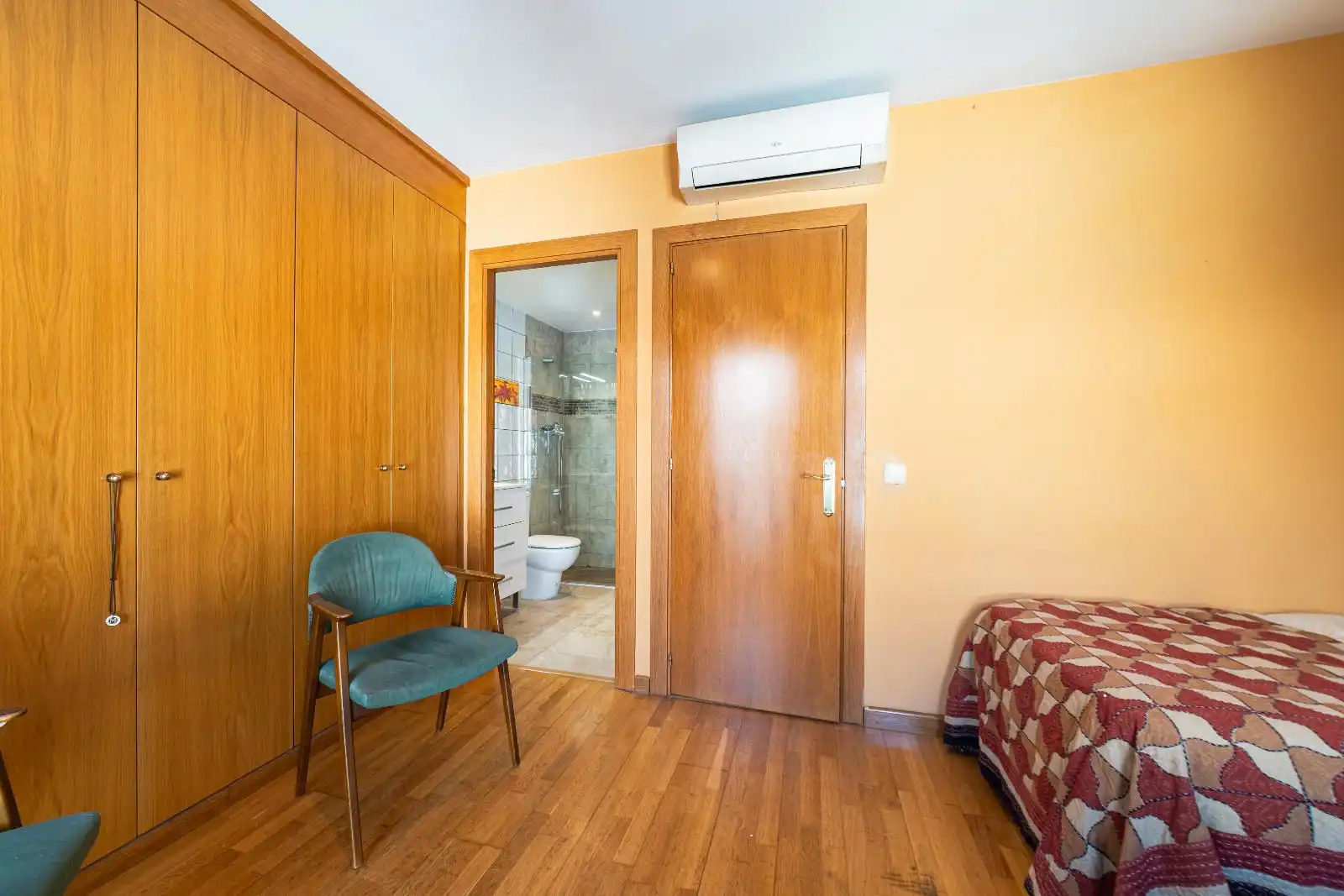 Schlafzimmer von Einfamilien-Reihenhaus zum Verkauf in Vilassar de Mar mit Klimaanlage, Heizung und Terrasse