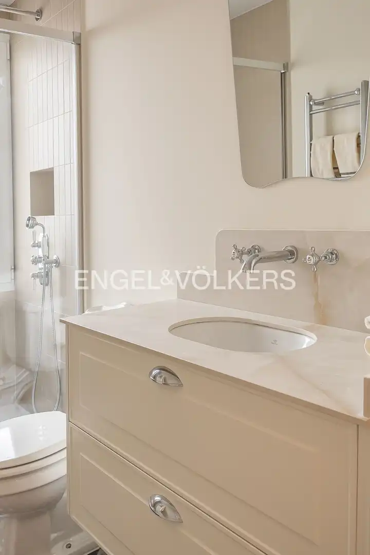 Bathroom of Flat for sale in Madrid  with Air Conditioner, Heating and Parquet flooring