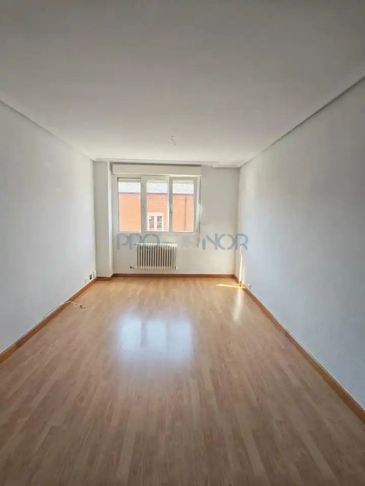 Habitación de Apartamento en venta en San Andrés del Rabanedo con Calefacción