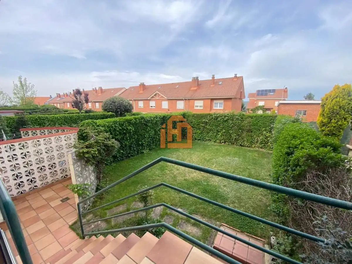 Garden of Houses for sale in Sariegos  with Heating and Parquet flooring