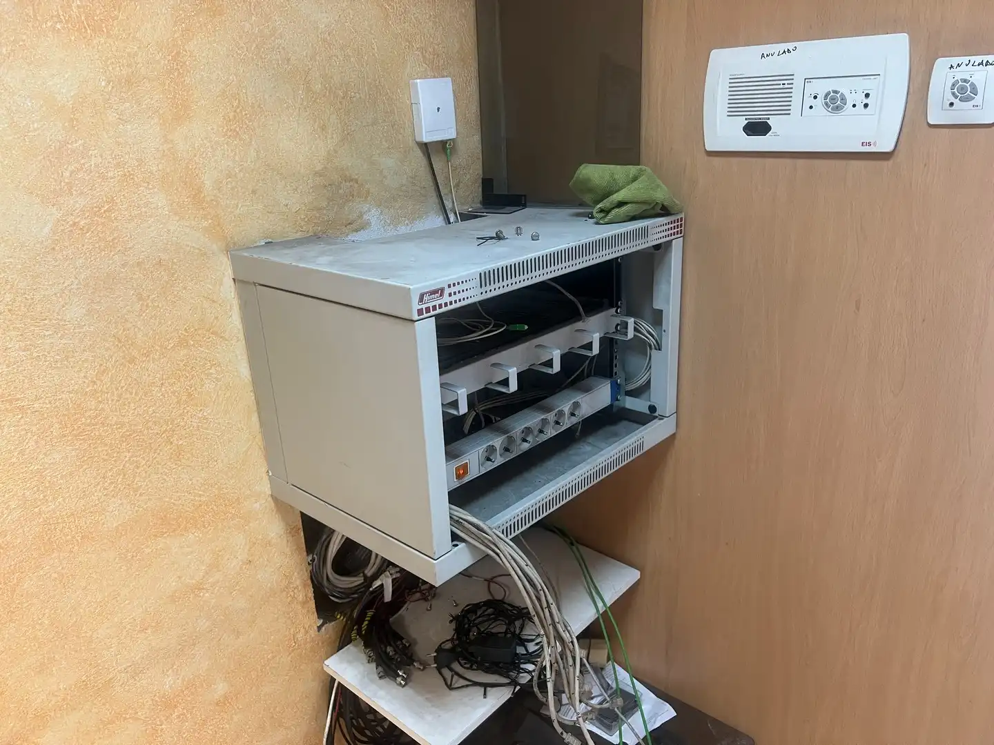 Fabrikhallen zur Miete in Narón mit Alarm