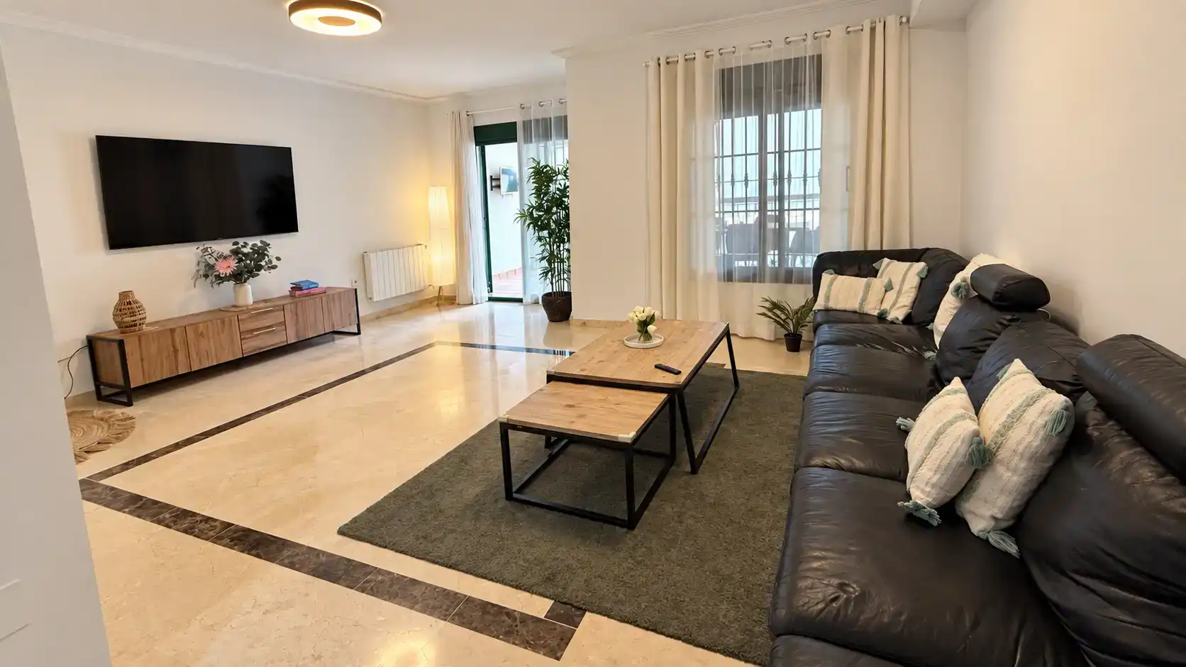 Sala d'estar de Casa adosada en venda en Marbella amb Aire condicionat, Piscina i Balcó