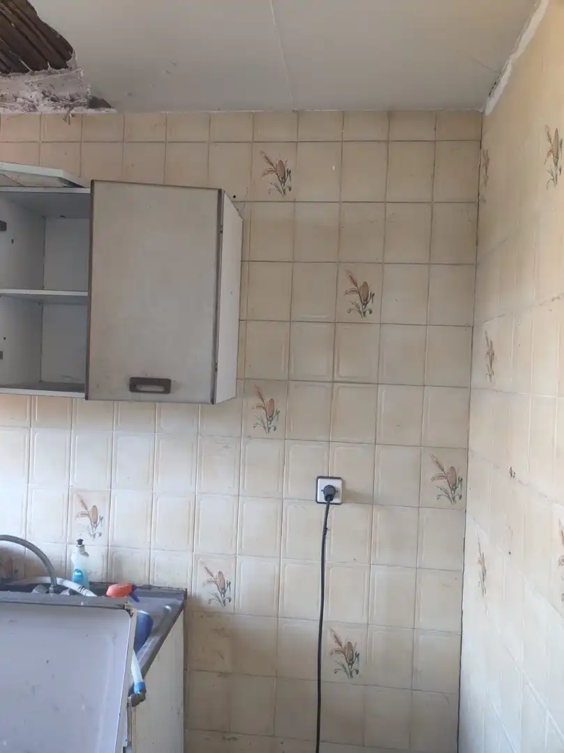 Küche von Einfamilien-Reihenhaus zum Verkauf in Barruelo de Santullán mit Ofen, Waschmaschine und Fernseher