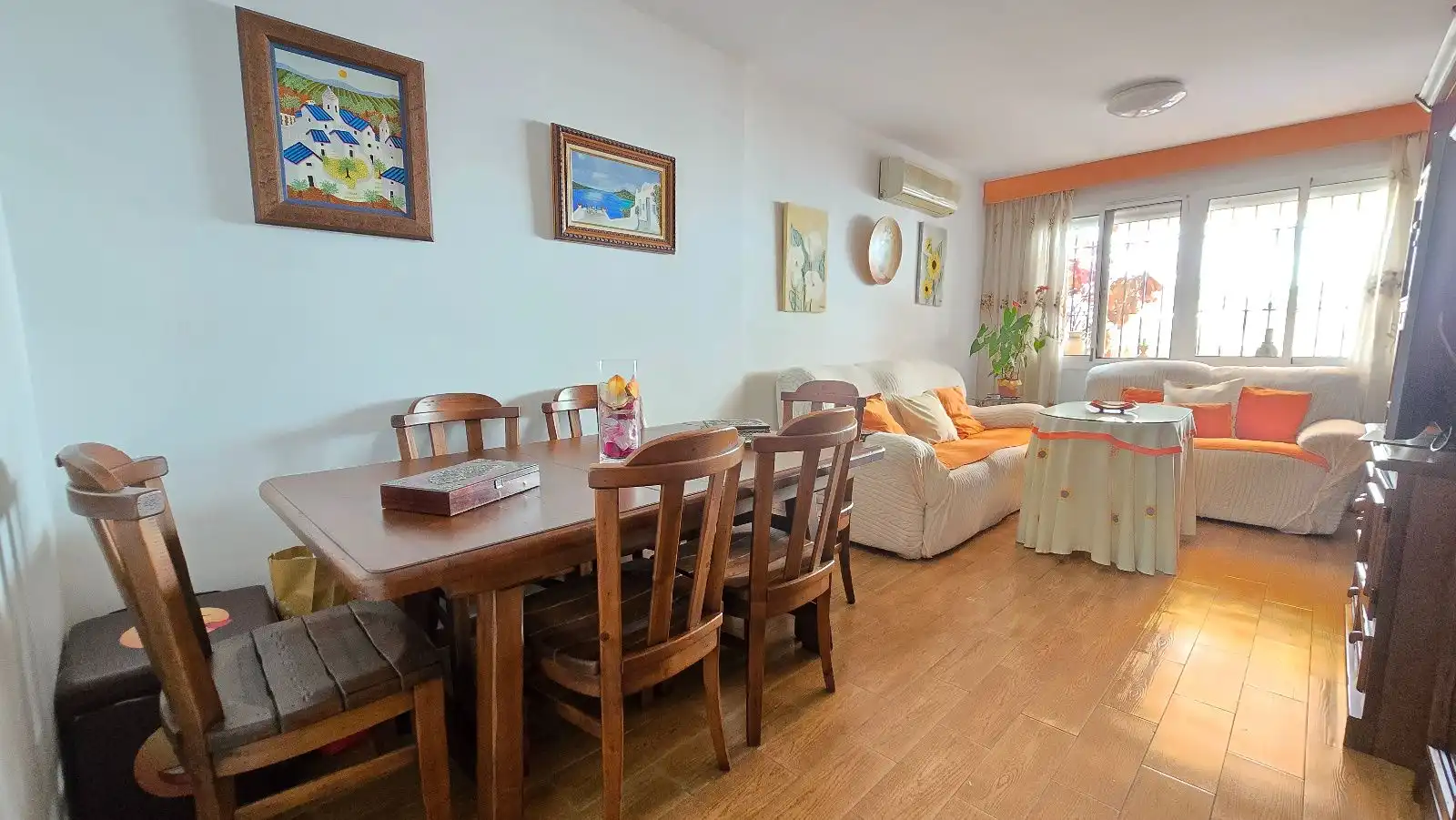 Esszimmer von Einfamilien-Reihenhaus zum Verkauf in Málaga mit Klimaanlage, Heizung und Schwimmbad