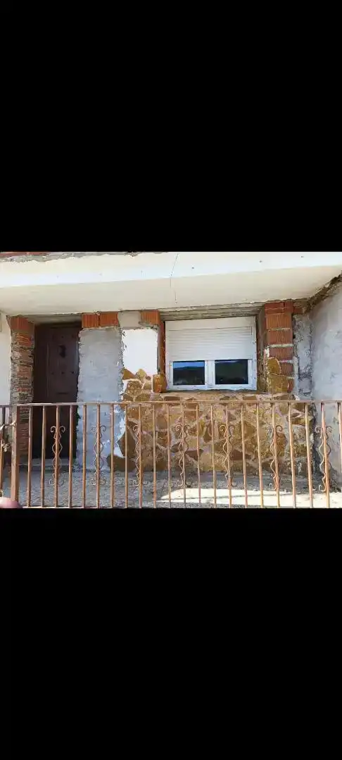 Vista exterior de Casa adosada en venda en Valdecañas de Tajo amb Jardí privat i Traster