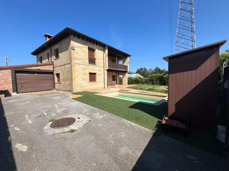 Vista exterior de Casa o chalet en venta en Santander con Calefacción, Trastero y Piscina