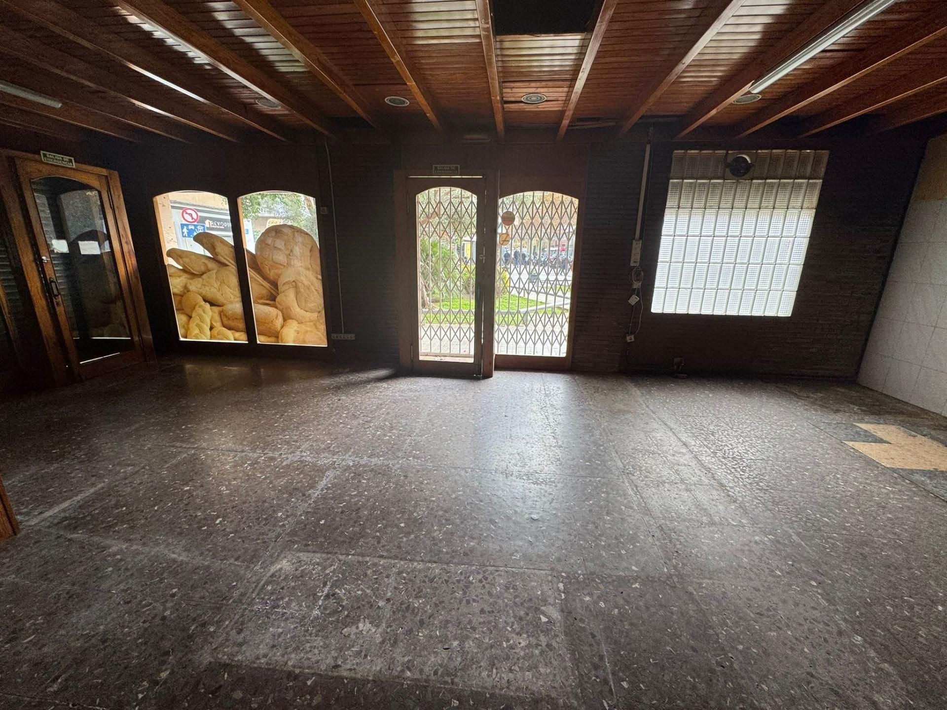 Local de lloguer en Cornellà de Llobregat