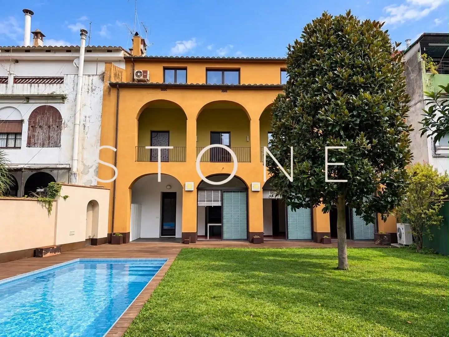 Exterior view of Houses for sale in Banyoles, Girona