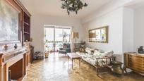 Sala d'estar de Apartament en venda en  Madrid Capital amb Calefacció, Parquet i Terrassa