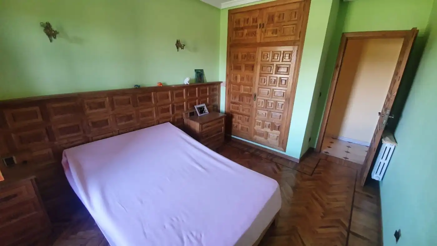 Dormitori de Casa o xalet en venda en Ponferrada amb Calefacció, Jardí privat i Terrassa