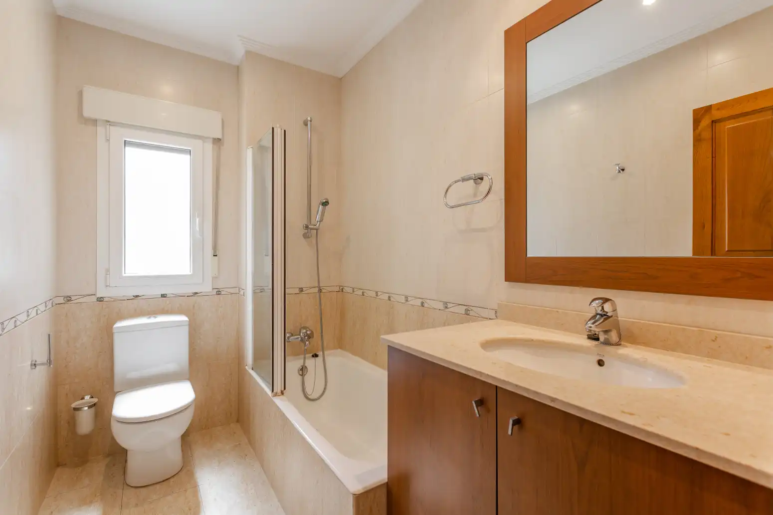 Baño de Casa o chalet en venta en Lónguida / Longida con Calefacción, Jardín privado y Amueblado