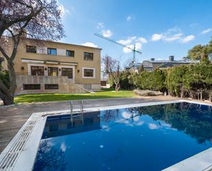 Piscina de Casa adosada en venda en  Madrid Capital amb Aire condicionat, Calefacció i Jardí privat
