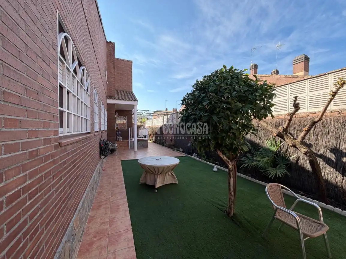 Terrassa de Casa adosada en venda en Velilla de San Antonio amb Aire condicionat, Calefacció i Jardí privat