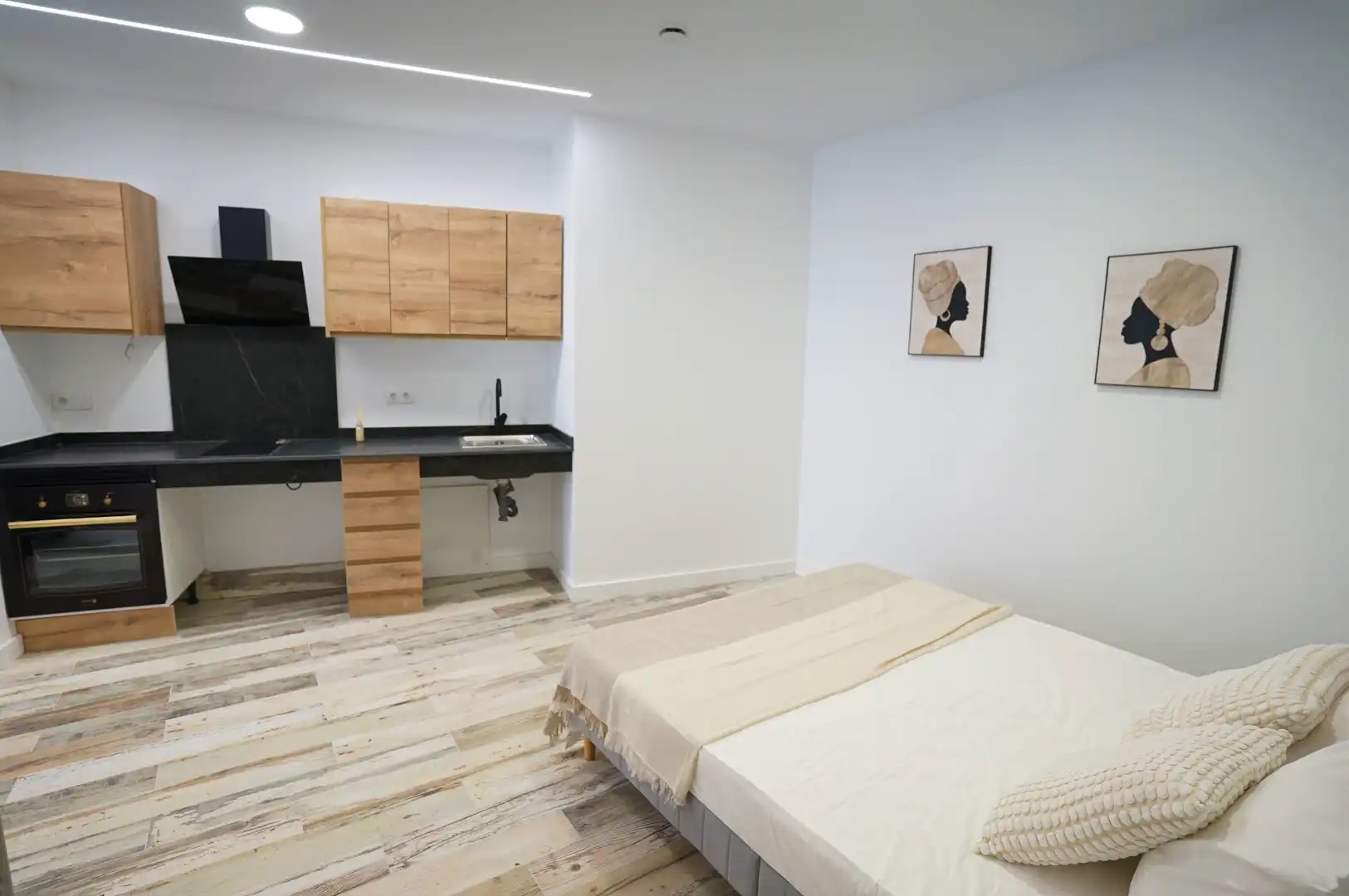 Bedroom of Study for sale in Valencia  with Air Conditioner