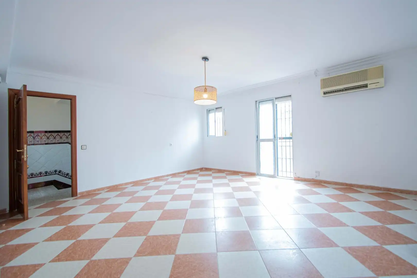 Sala de estar de Casa adosada en venta en Sevilla con Aire acondicionado y Balcón