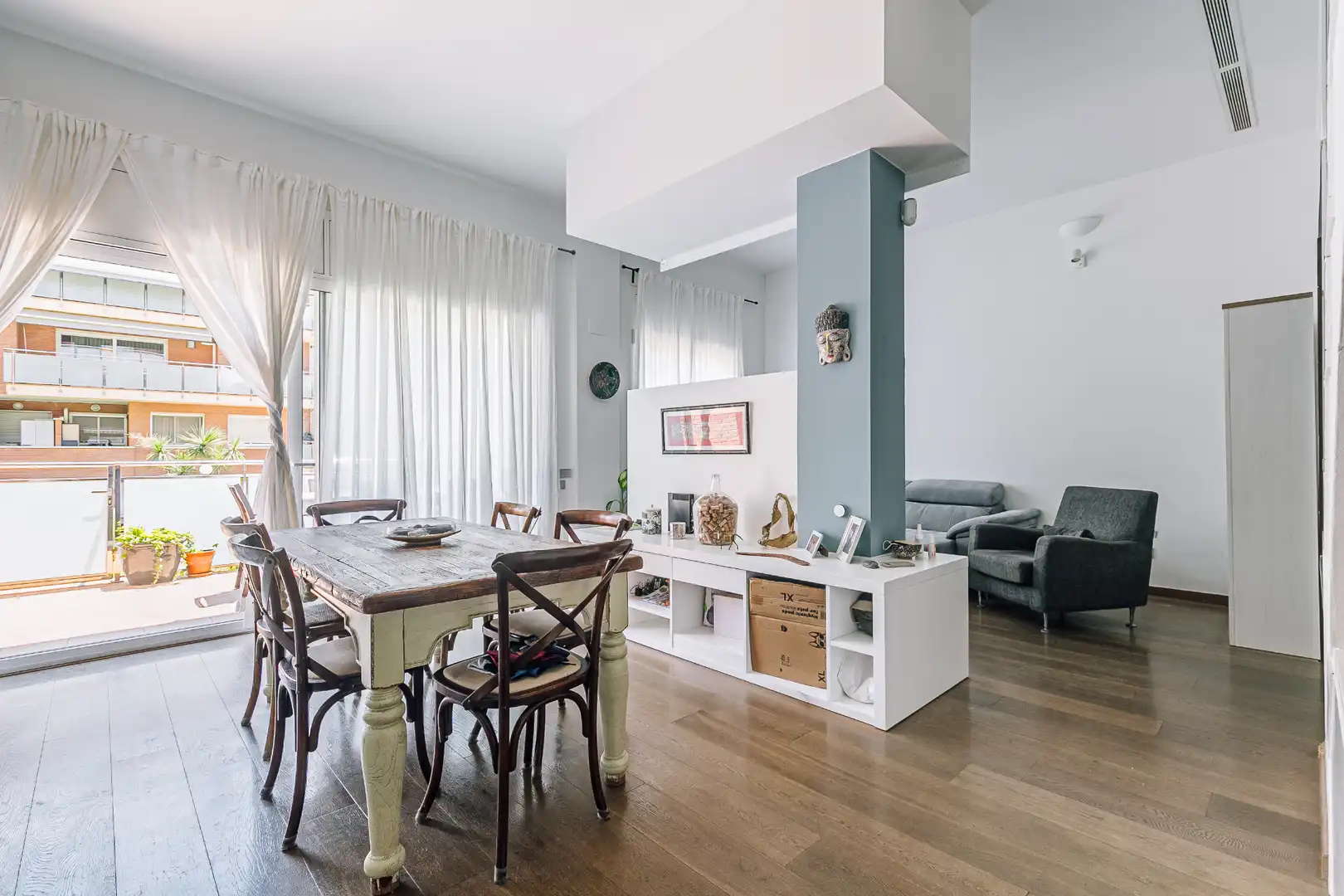 Sala de estar de Dúplex en venta en Sant Feliu de Llobregat con Aire acondicionado, Terraza y Piscina comunitaria