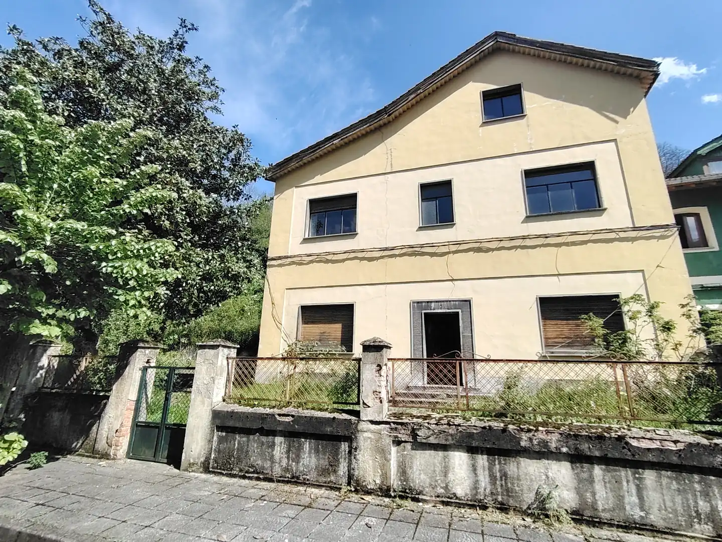 Vista exterior de Casa o xalet en venda en Mieres (Asturias) amb Jardí privat i Traster