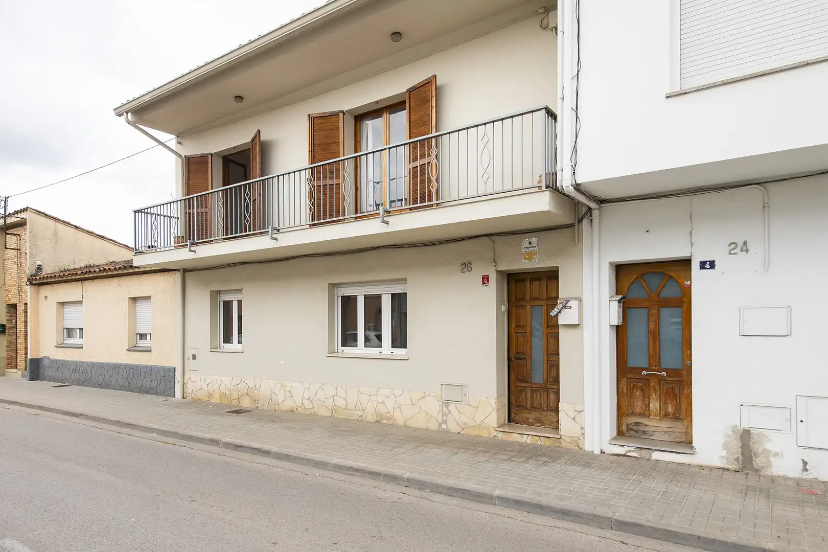 Außenansicht von Einfamilien-Reihenhaus zum Verkauf in Banyoles mit Heizung, Terrasse und Balkon