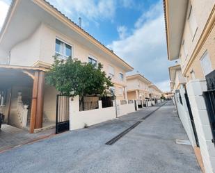 Vista exterior de Casa adosada en venda en Elda amb Aire condicionat, Terrassa i Balcó