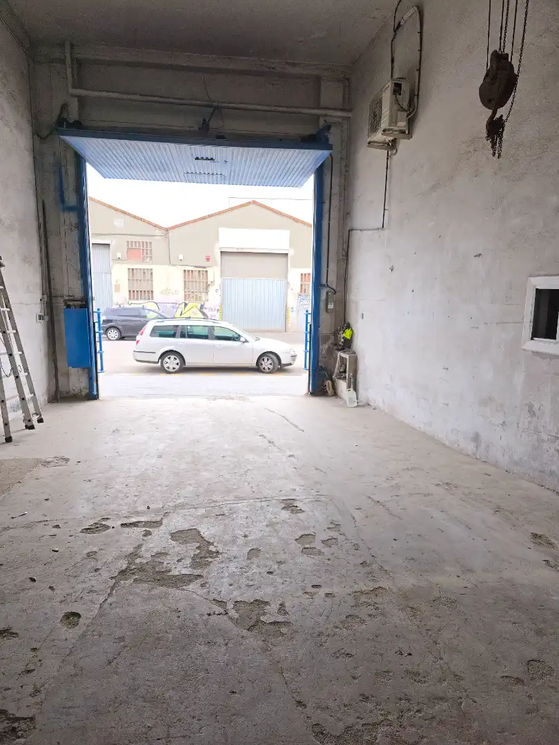 Parkplatz von Fabrikhallen zum Verkauf in Barcelona mit Alarm