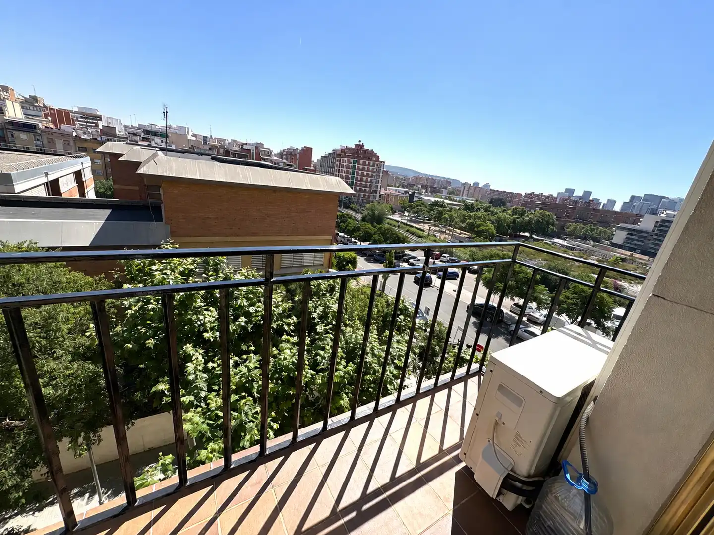 Vista exterior de Pis en venda en L'Hospitalet de Llobregat amb Aire condicionat, Calefacció i Moblat