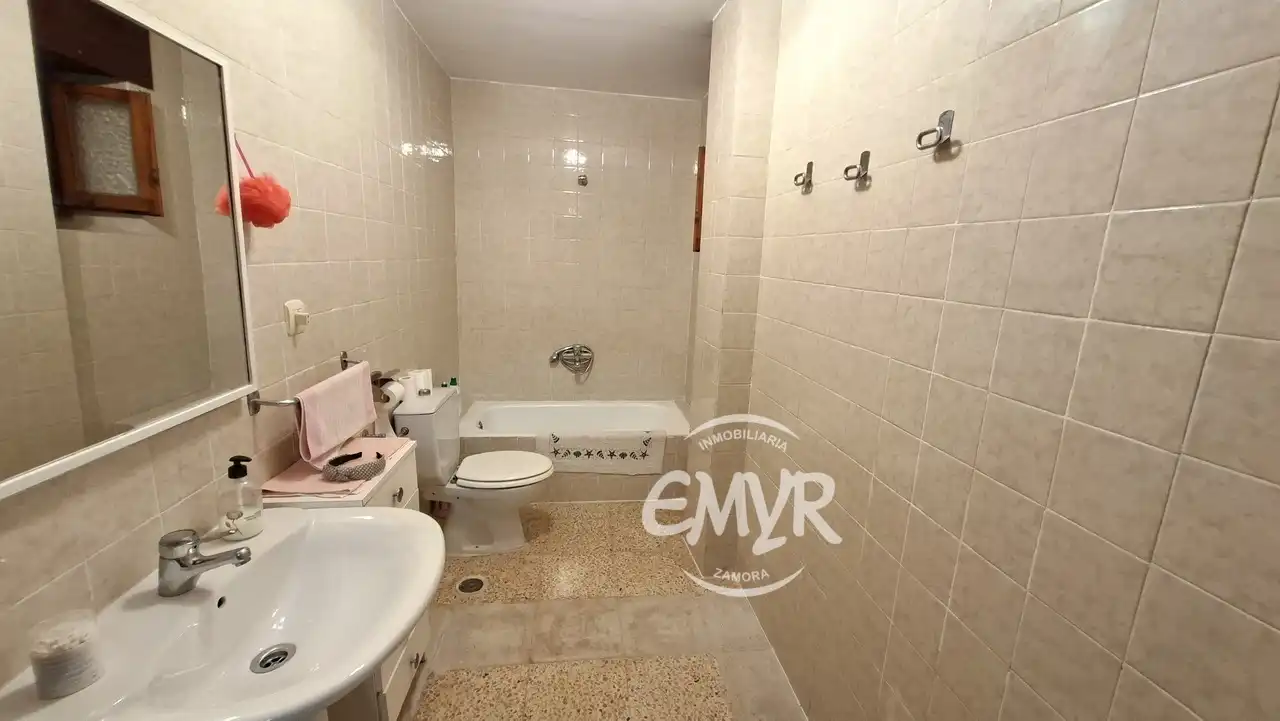 Bany de Casa o xalet en venda en Zamora Capital  amb Calefacció, Jardí privat i Parquet