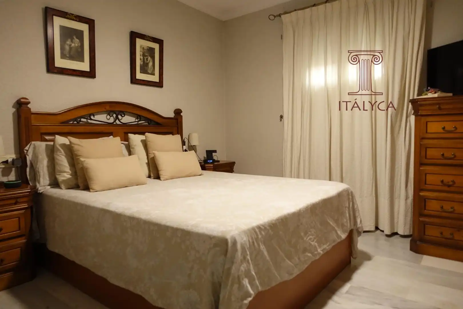 Schlafzimmer von Einfamilien-Reihenhaus zum Verkauf in San Juan de Aznalfarache mit Klimaanlage, Heizung und Privatgarten