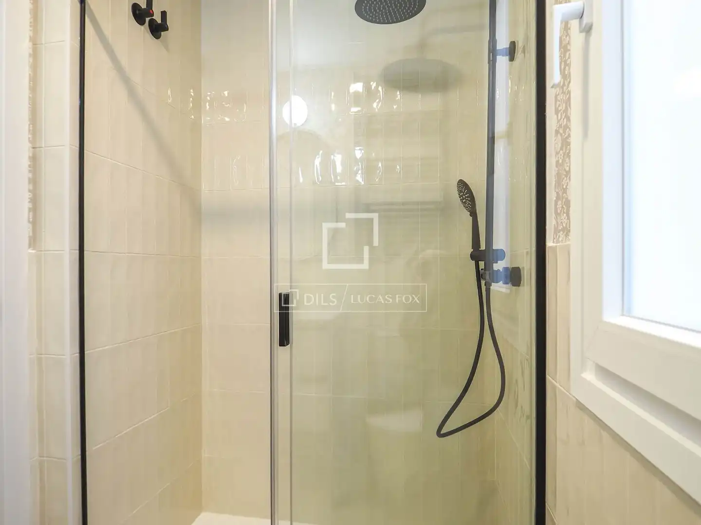 Badezimmer von Wohnung zum Verkauf in Madrid mit Klimaanlage, Möbliert und Balkon