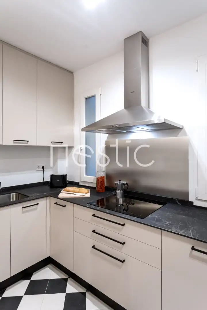 Cuina de Apartament de lloguer en Madrid amb Aire condicionat, Calefacció i Moblat