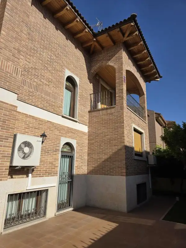Vista exterior de Casa o chalet en venta en Alcalá de Henares con Aire acondicionado, Calefacción y Jardín privado