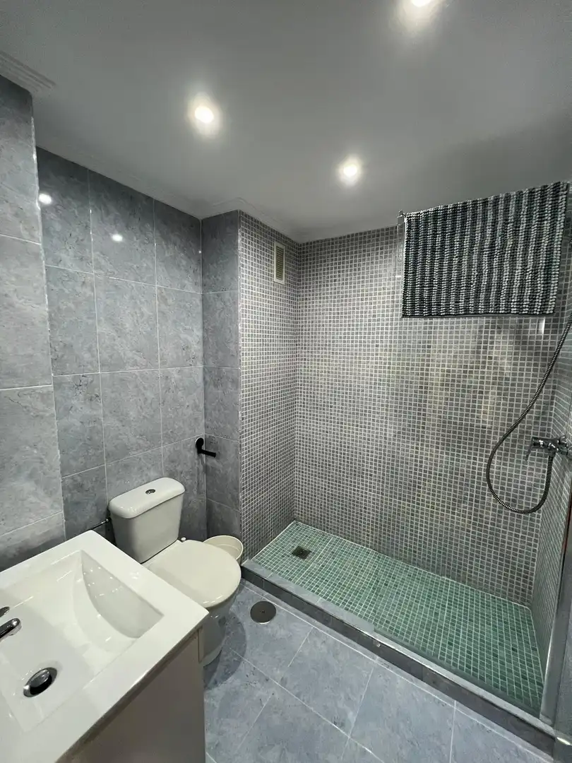 Room in N/A, -1, Parque Ayala - Jardín de la Abadía - Huelín