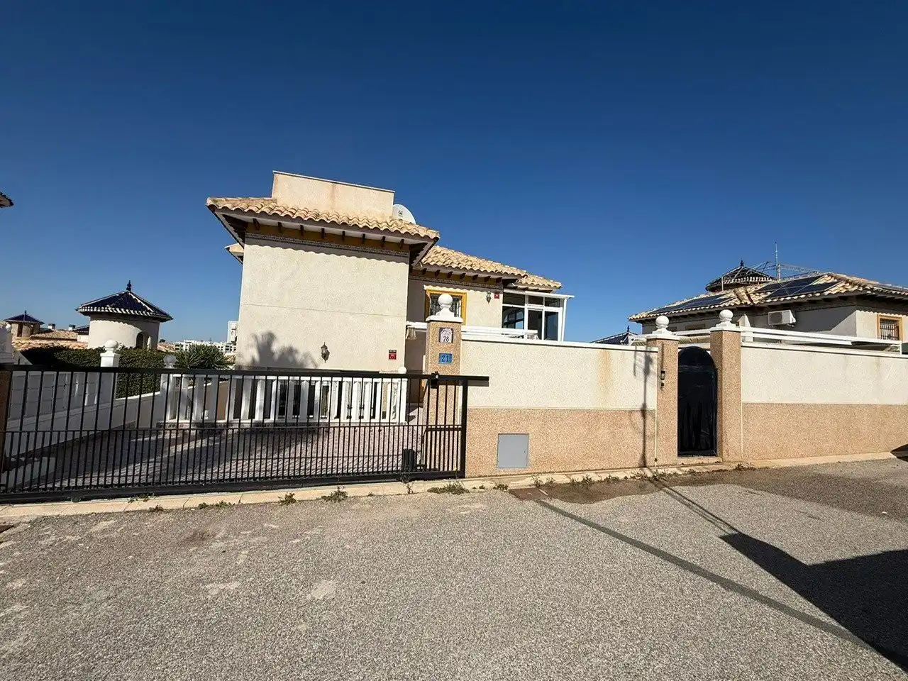 Vista exterior de Casa o xalet en venda en Orihuela amb Calefacció, Terrassa i Piscina