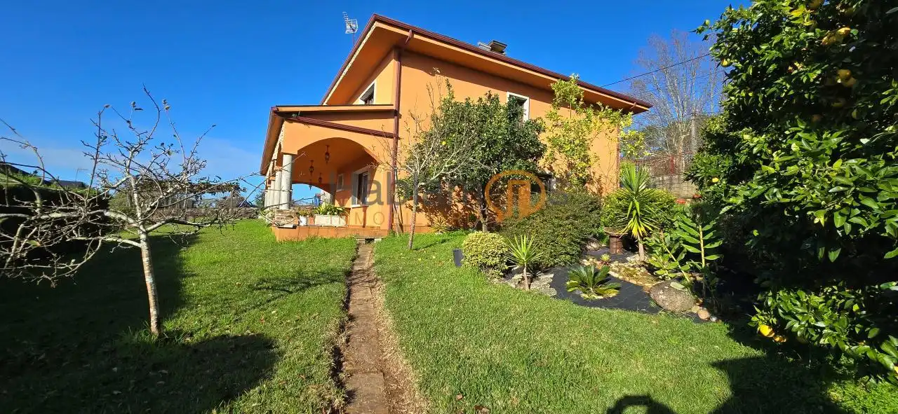 Jardí de Casa o xalet en venda en Vilagarcía de Arousa amb Calefacció, Jardí privat i Terrassa