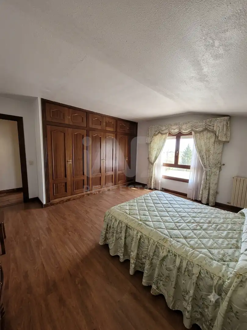 Bedroom of Houses for sale in Chozas de Abajo  with Heating and Swimming Pool