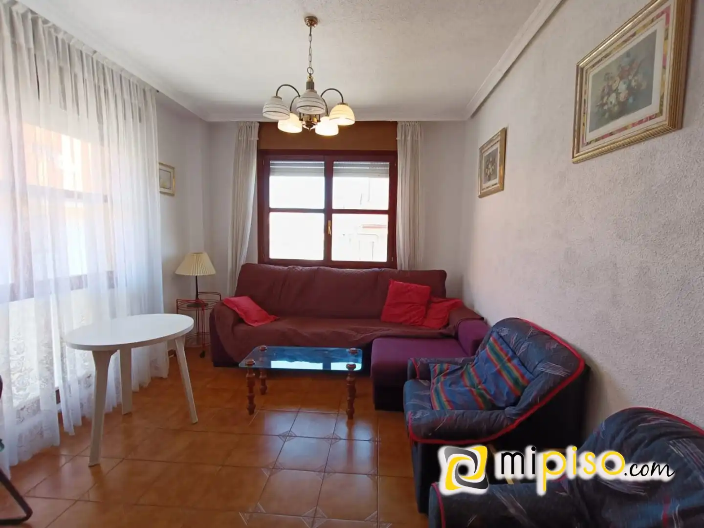 Sala d'estar de Pis de lloguer en Arnuero amb Moblat i Balcó