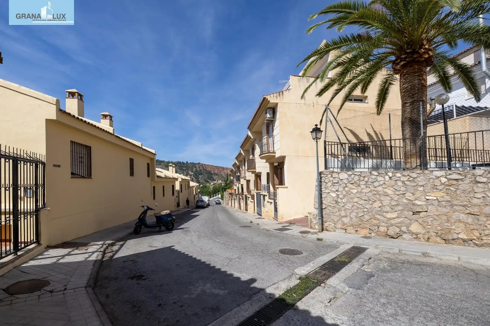 Vista exterior de Casa adosada en venda en Cenes de la Vega amb Aire condicionat, Calefacció i Terrassa
