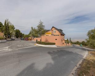 Vista exterior de Casa o xalet en venda en La Zubia amb Calefacció, Jardí privat i Terrassa