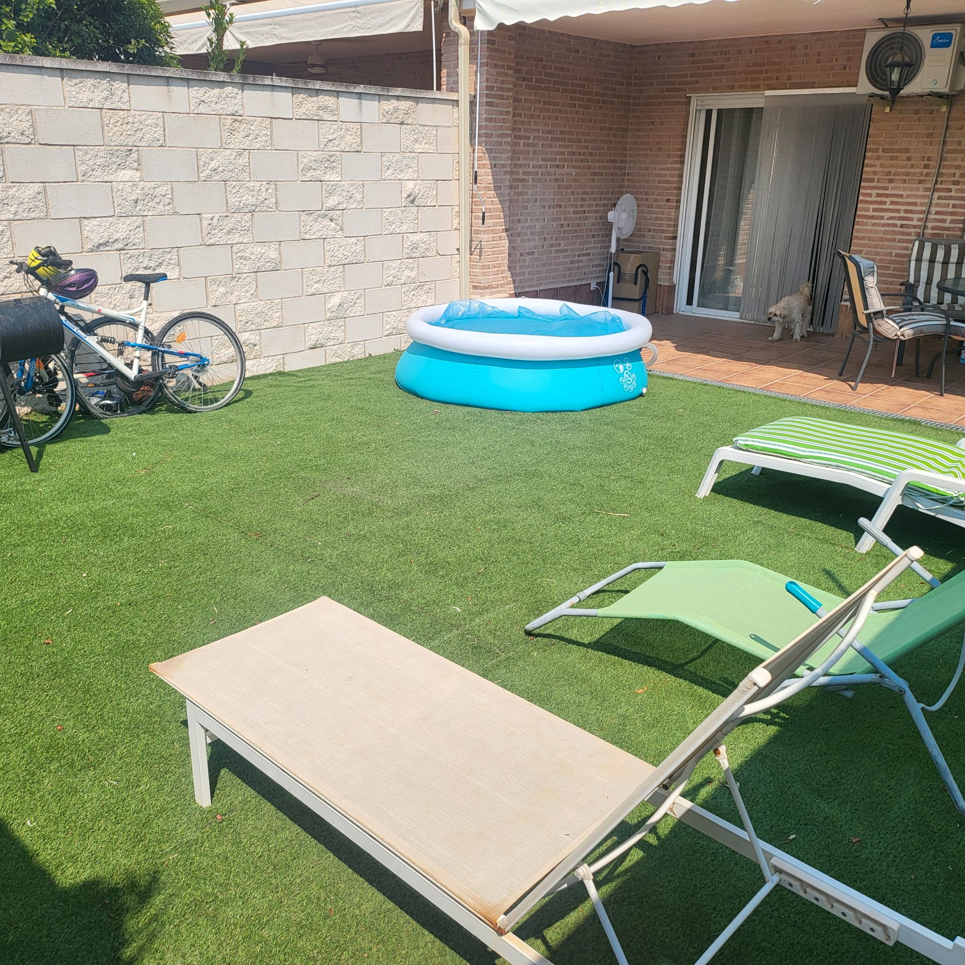 Piscina de Casa adosada en venda en Seseña amb Aire condicionat, Calefacció i Moblat