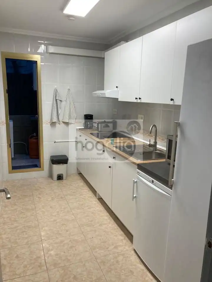 Cuina de Pis de lloguer en Sevilla amb Aire condicionat, Terrassa i Moblat
