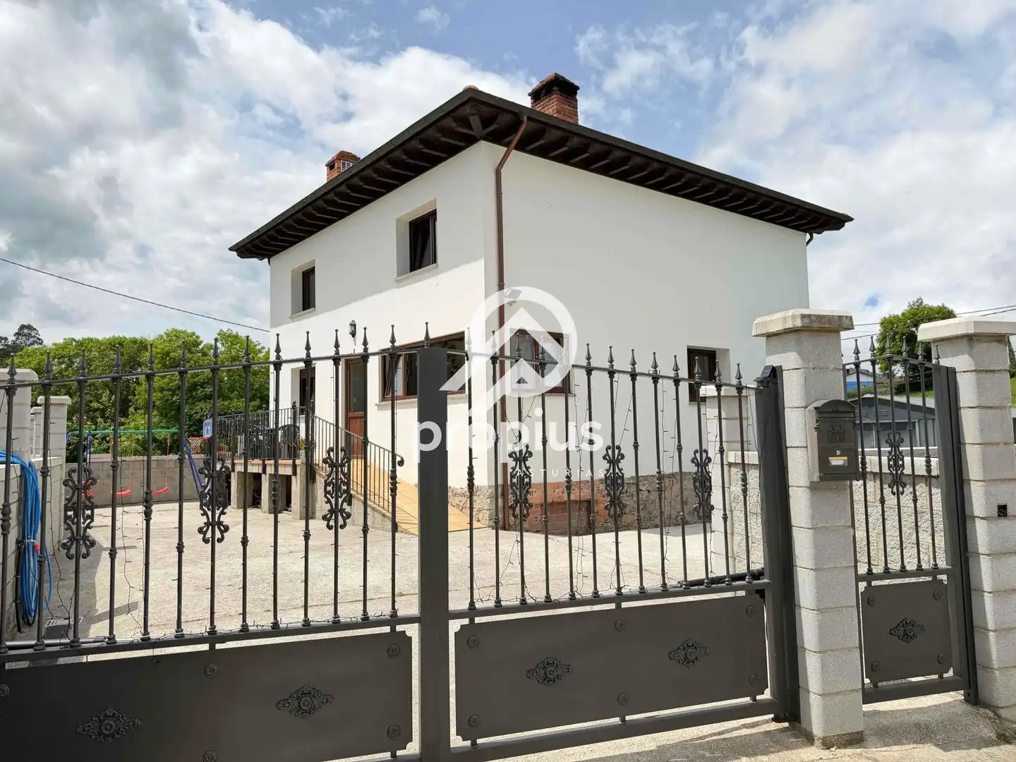 Vista exterior de Casa o xalet en venda en Sariego amb Calefacció, Parquet i Traster