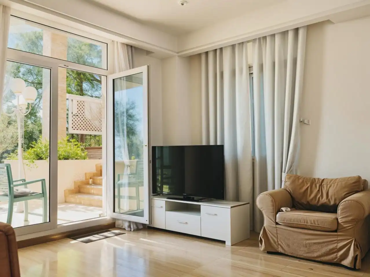 Sala d'estar de Casa o xalet en venda en Tomares amb Aire condicionat, Jardí privat i Parquet