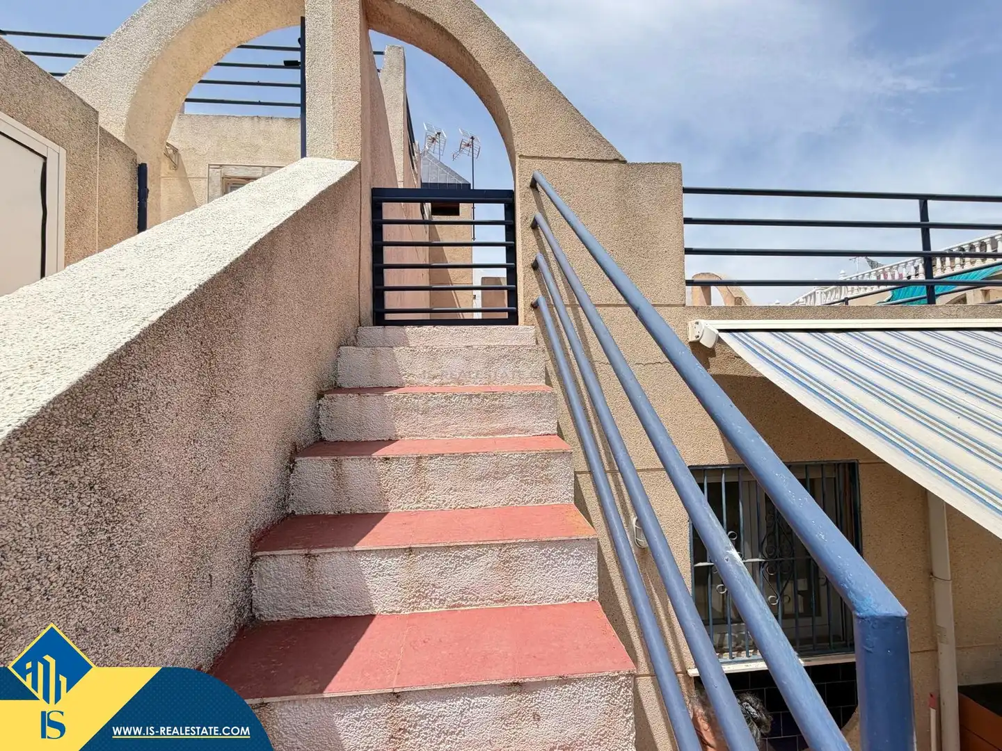 Vista exterior de Casa o xalet en venda en Torrevieja amb Aire condicionat, Terrassa i Traster